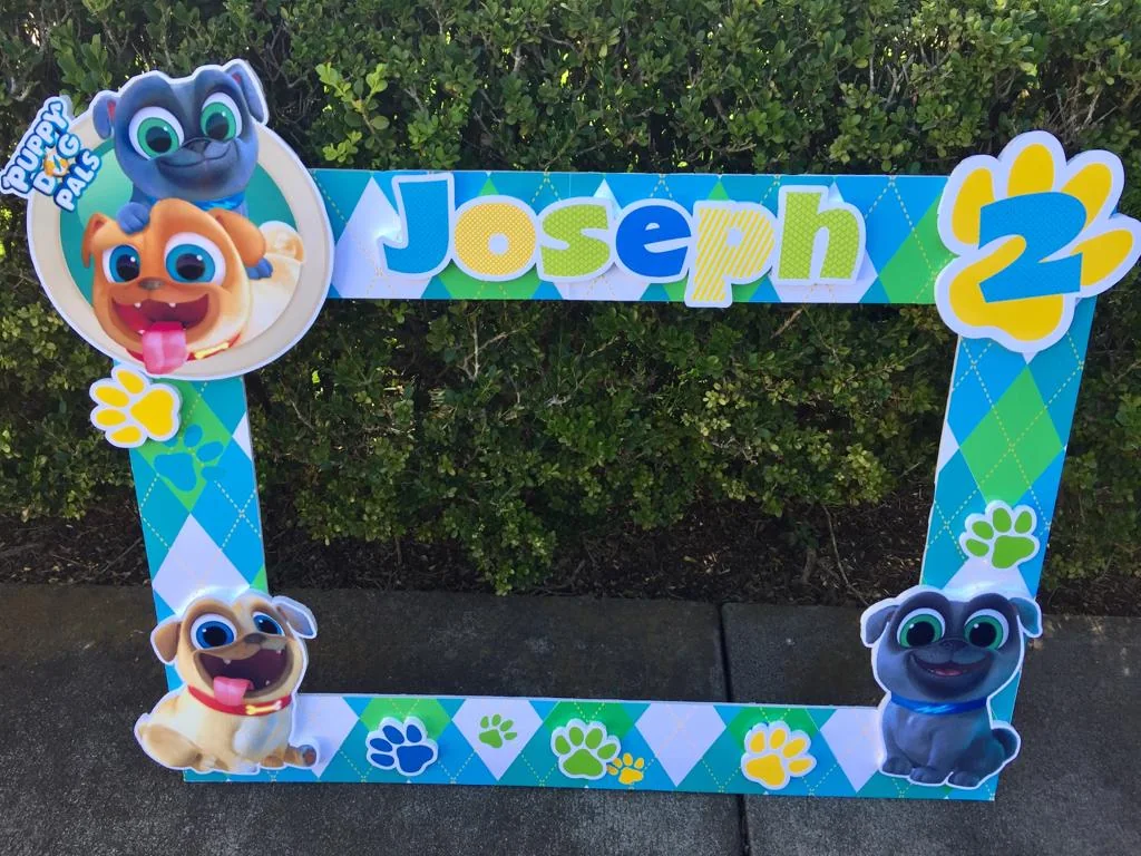 Marco de fotos para fiesta con temática de cachorros