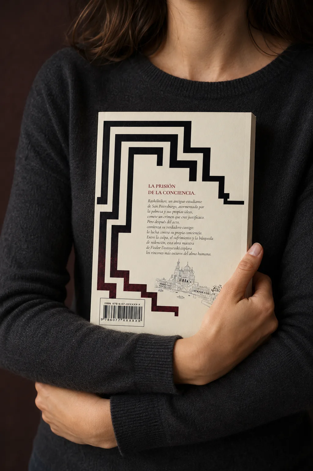 Contraportada de Crimen y Castigo sostenida con las manos