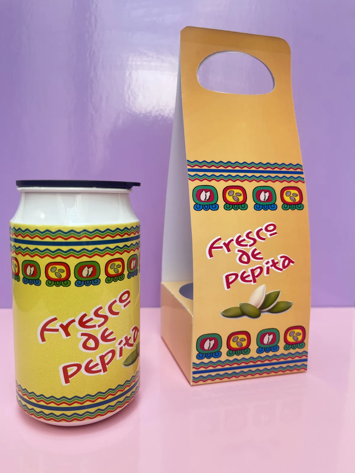 Lata y caja con asa Fresco de Pepita sobre fondo rosa y lila
